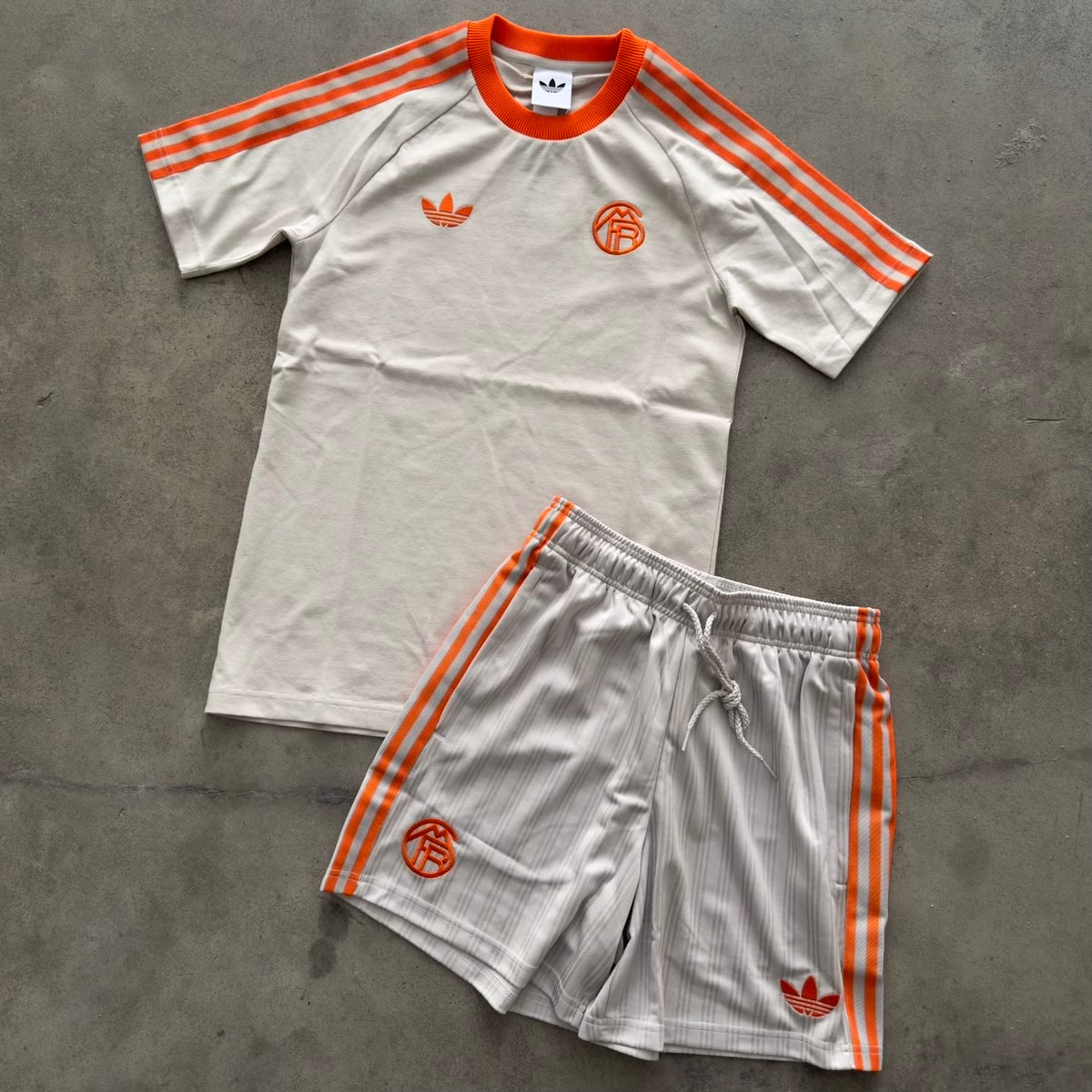 Outfit Adidas Bayern Monaco Beige