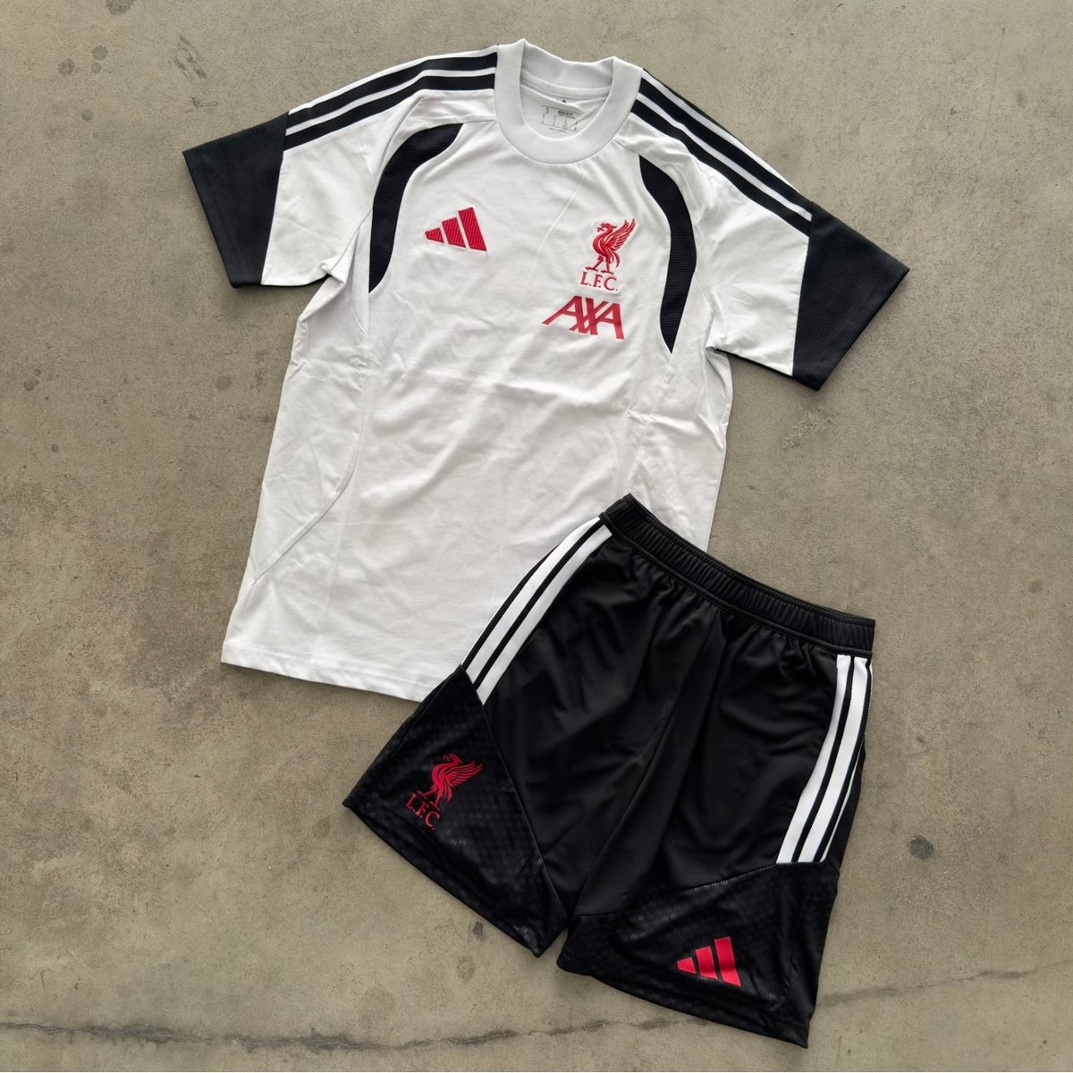 Outfit Adidas Liverpool Bianco