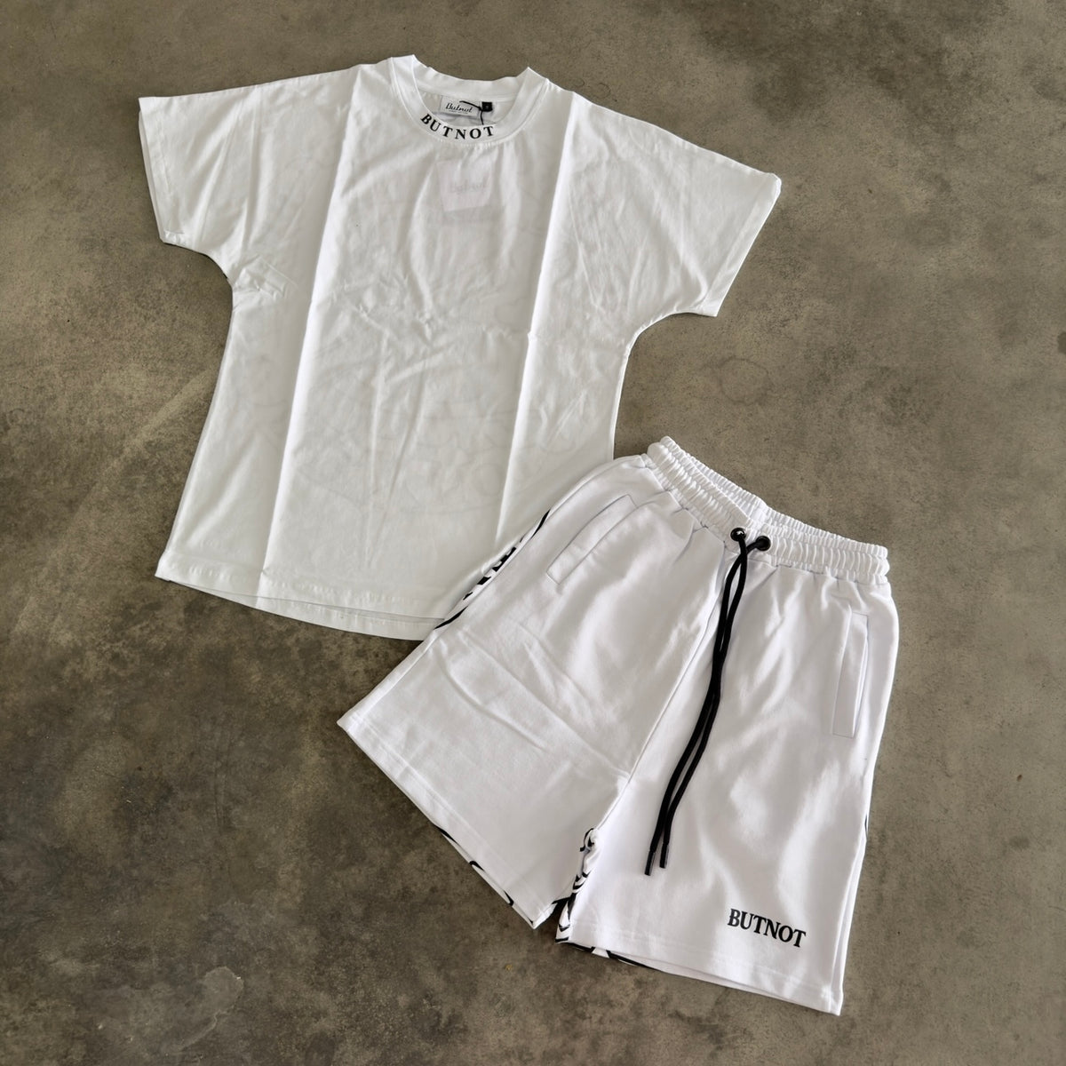 Outfit But Not Gotica Bianco
