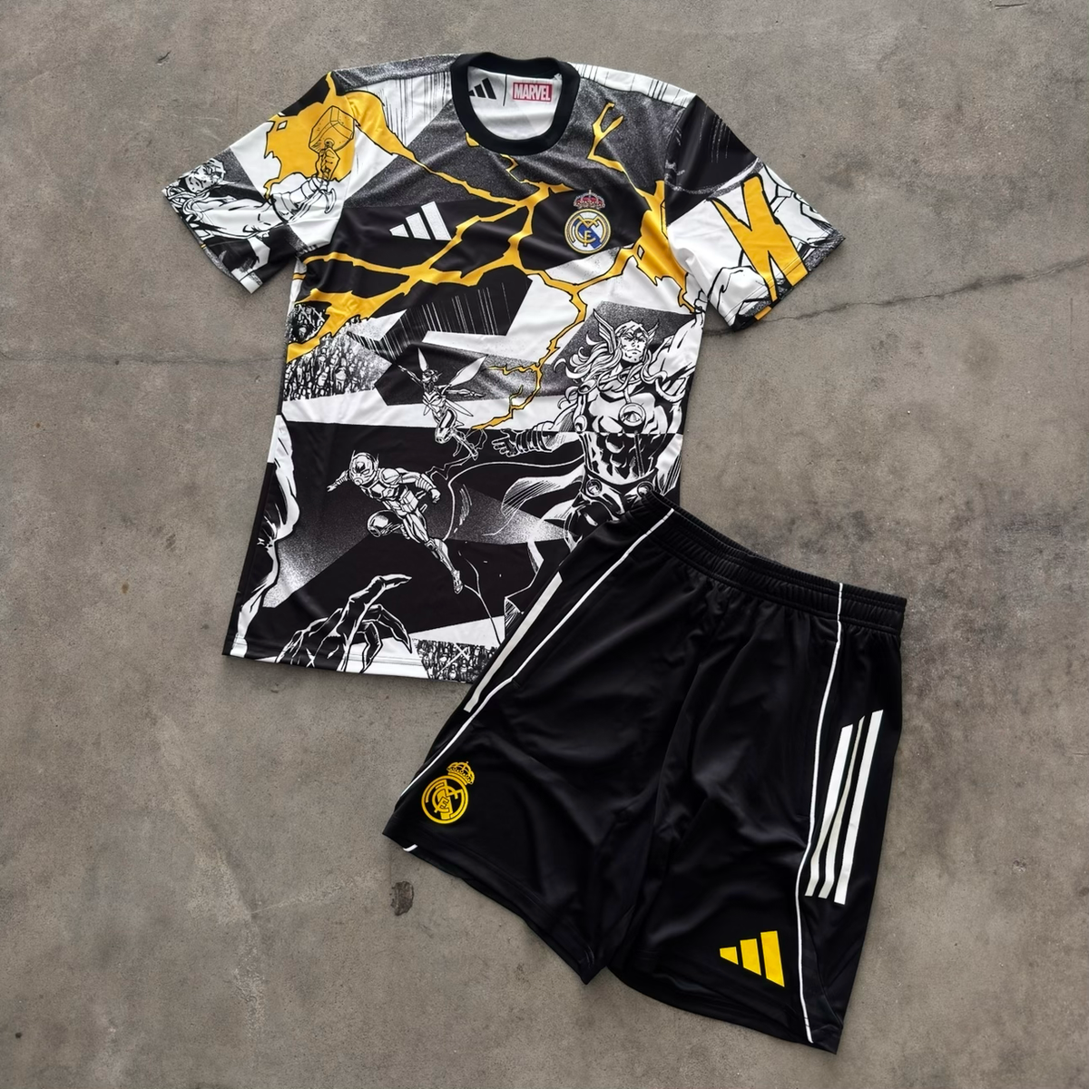 Outfit Adidas Real Madrid x Avengers Bianco
