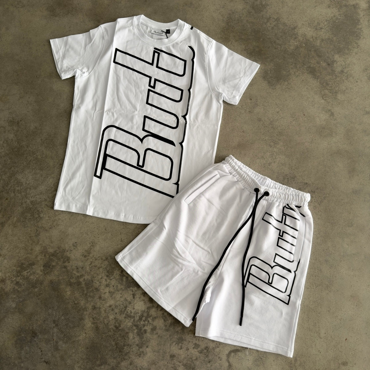 Outfit But Not Big Logo Bianco