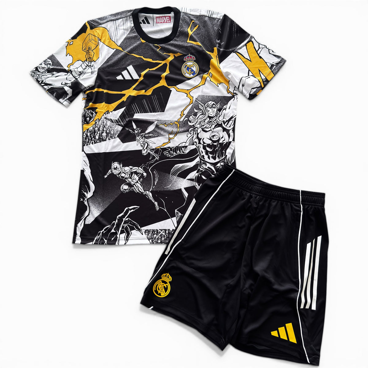 Outfit Adidas Real Madrid x Avengers Bianco