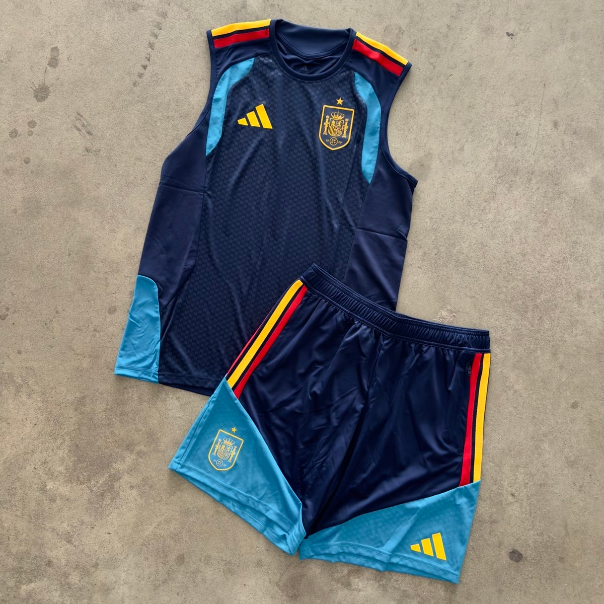 Outfit Adidas Spagna Canotta Blu