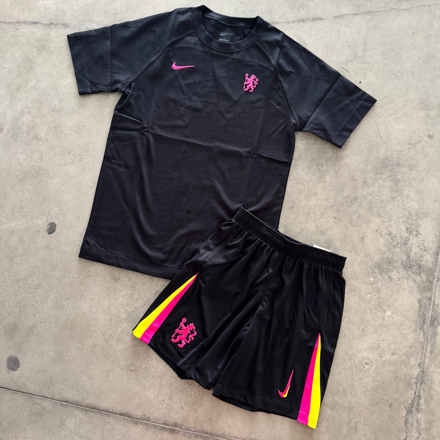 Outfit Nike Chelsea Nero/Rosa