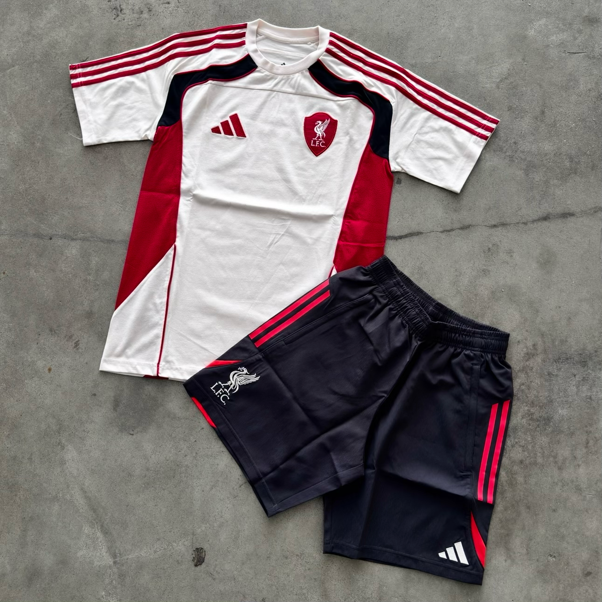 Outfit Adidas Liverpool Beige