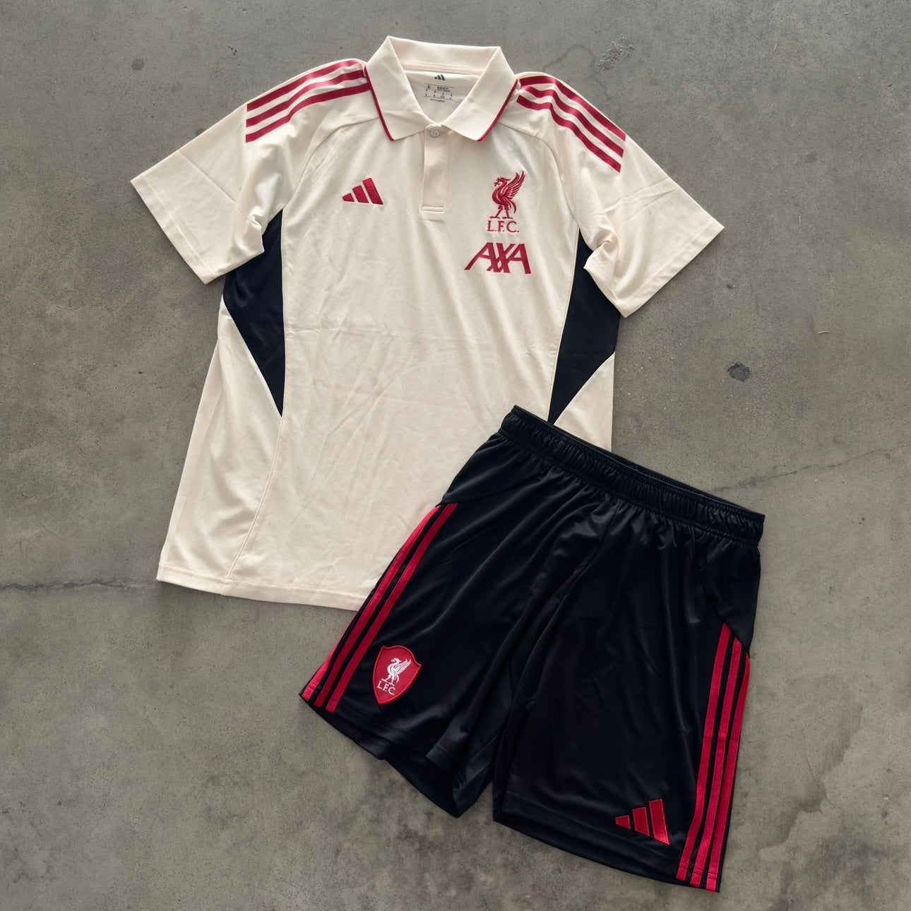 Outfit Adidas Liverpool Polo Bianco