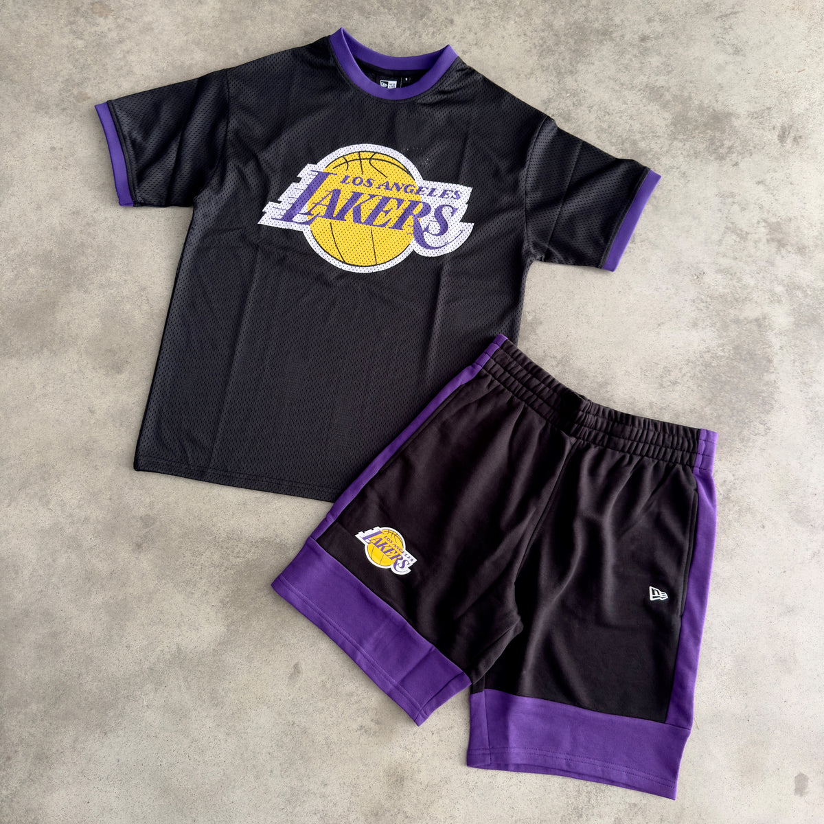 Outfit New Era Lakers in rete